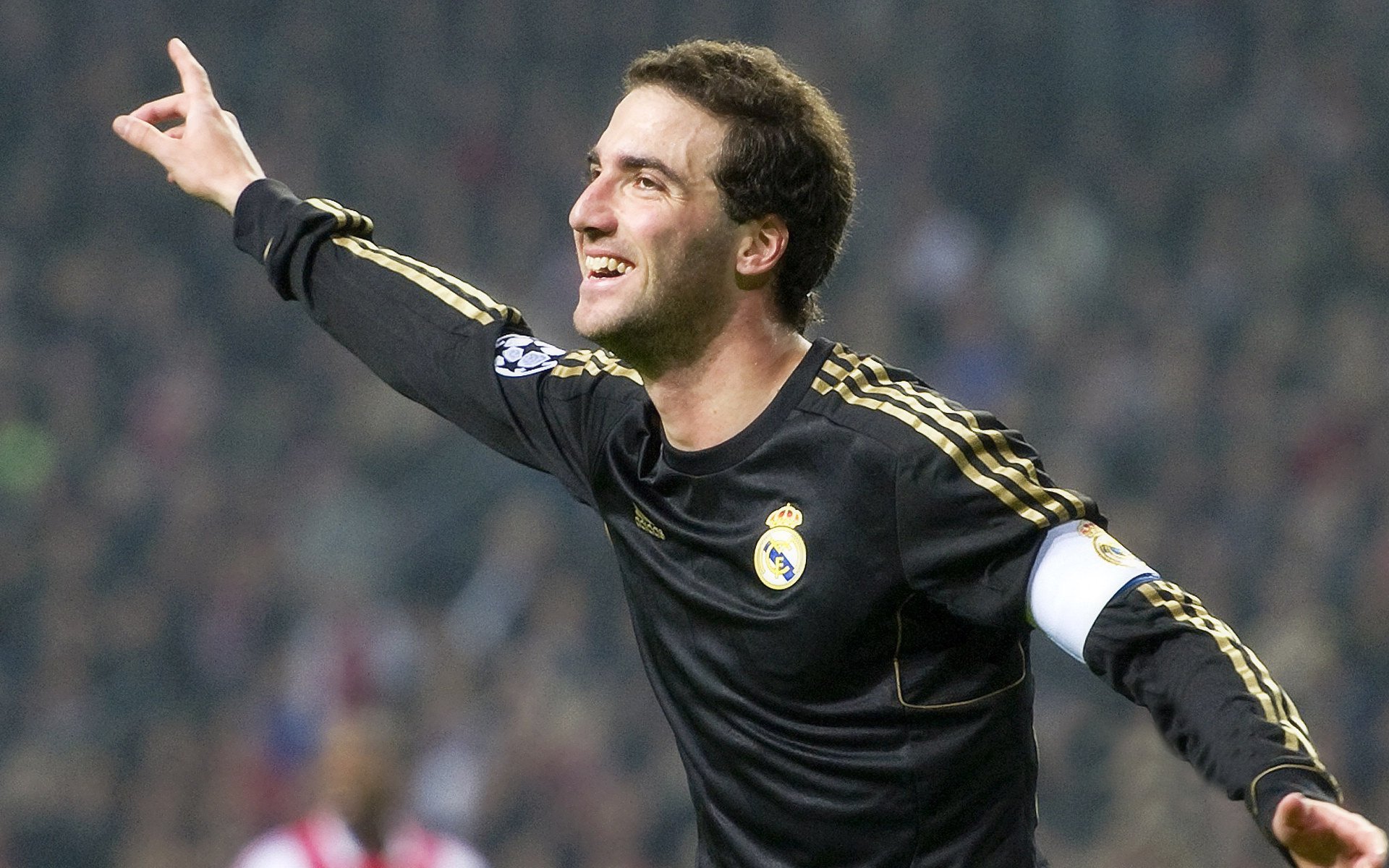 “马科斯·莫奇的防守精准度与反击速度,为美洲狮队提供无与伦比的优势”